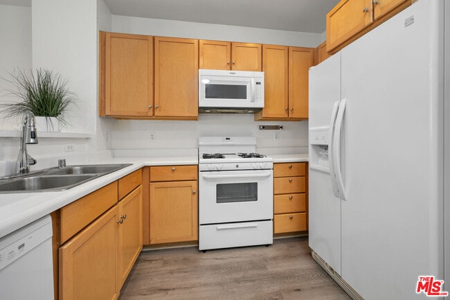 Building Photo - 6400 Crescent Prk E