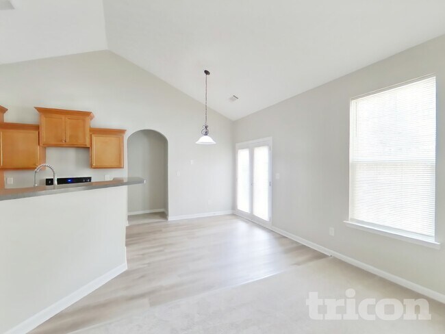 Foto del edificio - 5746 Lakeside Dr