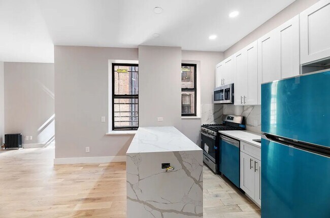 Building Photo - 570 W 183rd ST