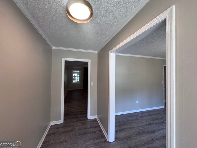Building Photo - 304 Pinewood Dr