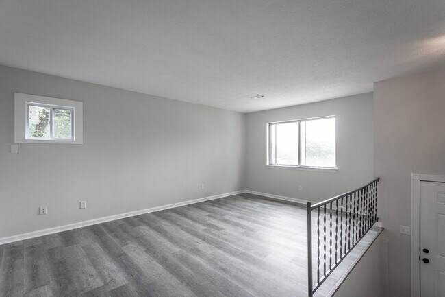 Building Photo - 833 Sylvan Dr
