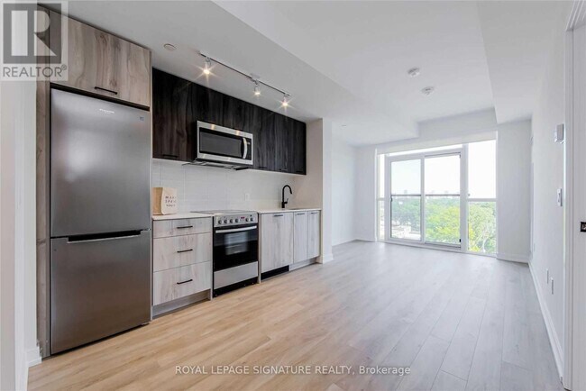 Photo du bâtiment - 2300 St Clair Ave W