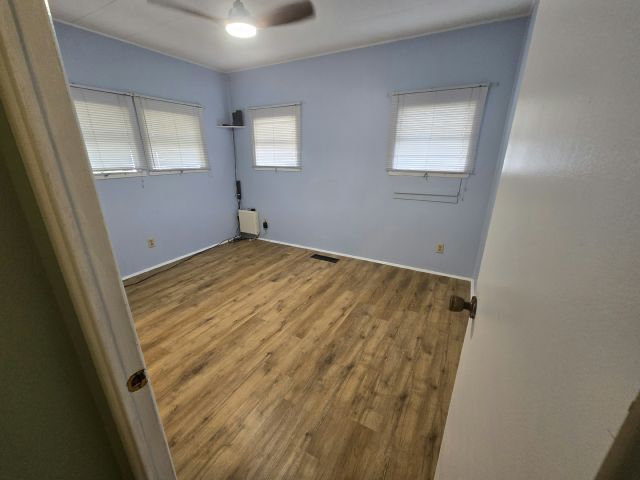 Foto del edificio - 303 50th Avenue Plaza W