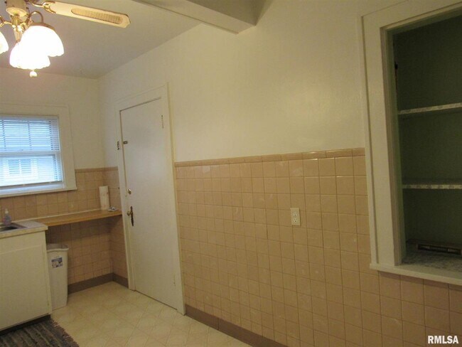 Building Photo - 129 N Elmwood Ave