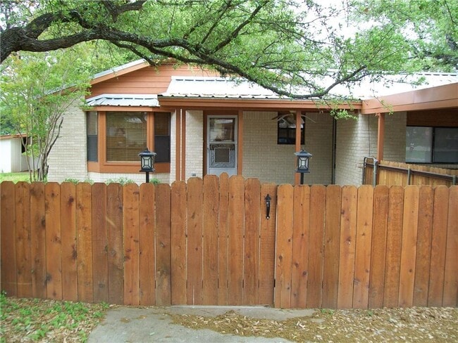Building Photo - 310 E Cedar St