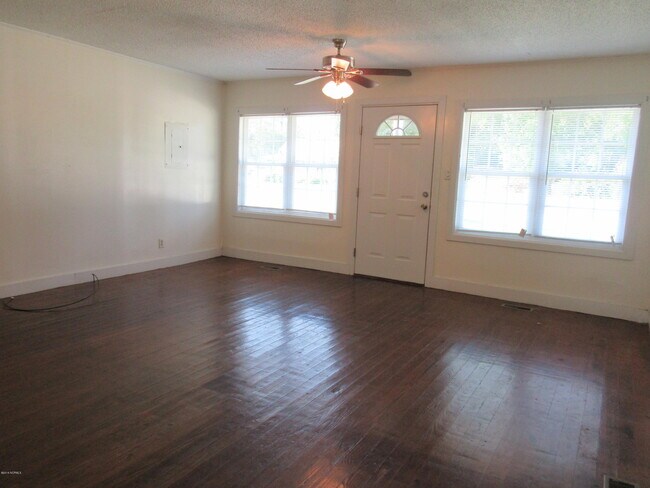 Foto del edificio - 2106 Catherine Lake Rd
