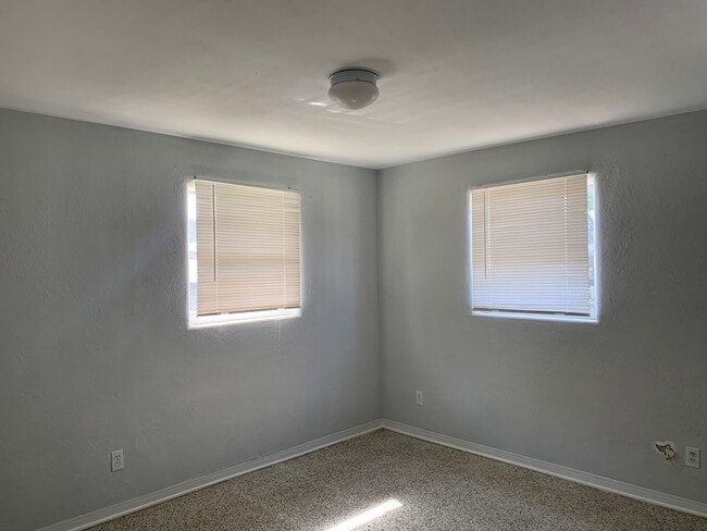 Foto del edificio - 1703 Edgewater Dr