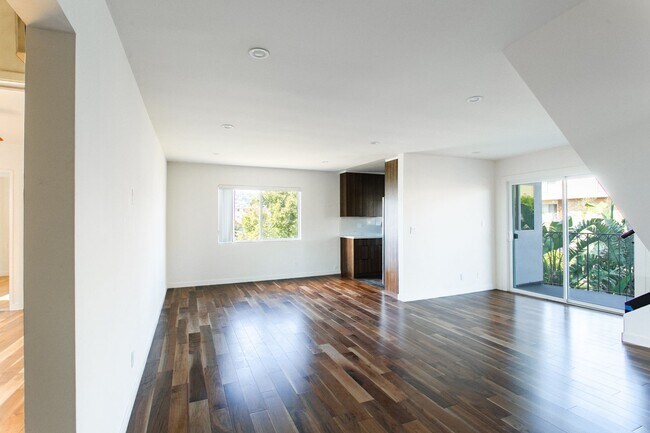 Building Photo - 625 Flores St
