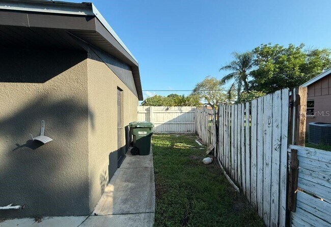 Foto del edificio - 4598 Brooksdale Dr