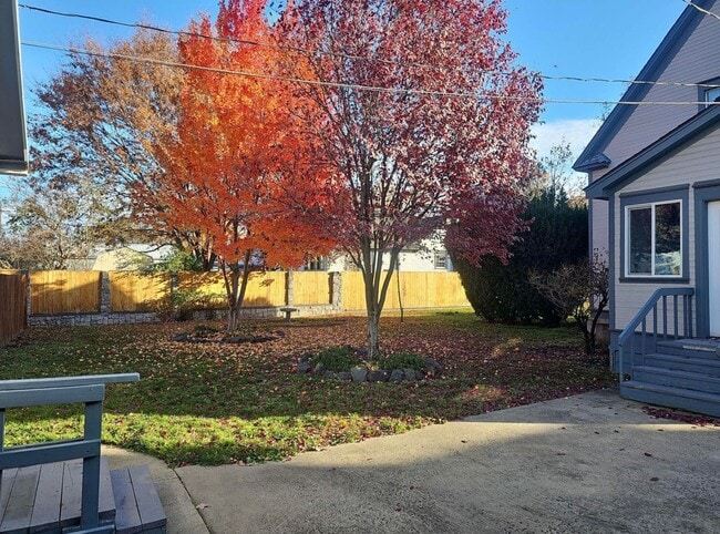 Building Photo - Victorian Charmer – 3 Bed, 1.75 Bath – Uti...