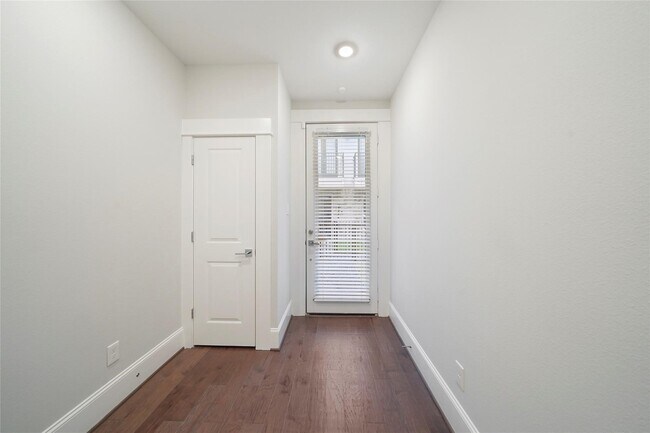 Foto del edificio - 1268 N Post Oak Rd