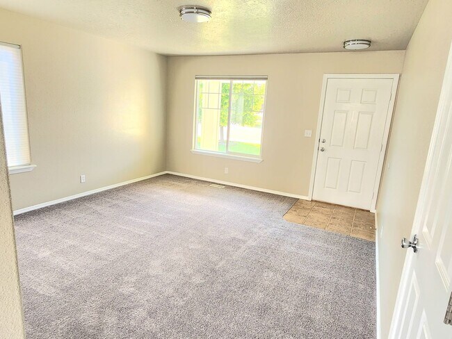 Foto del edificio - Very clean and newly renovated 4 bdrm, 2.5...