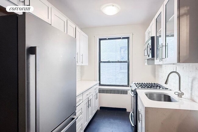 Building Photo - 2685 Creston Ave