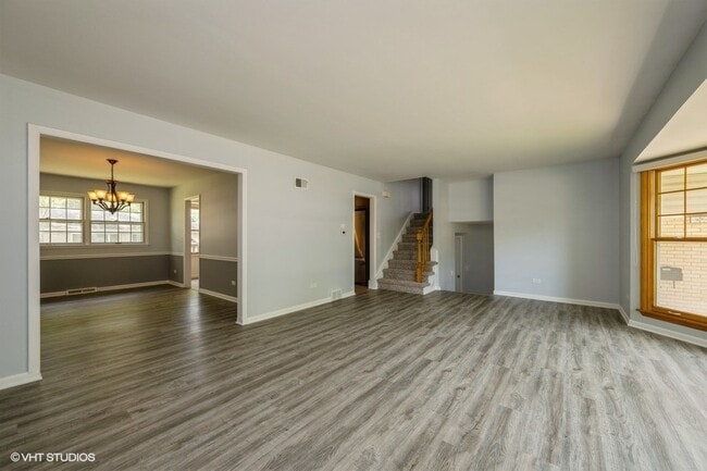 Building Photo - 2102 E Robinhood Ln