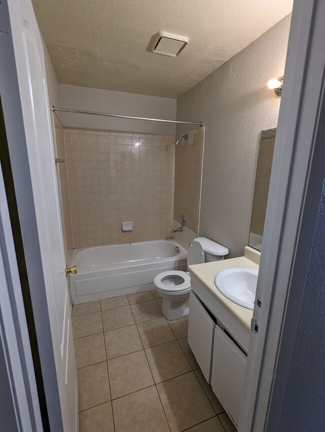 Building Photo - 6213 Ilanos Ln