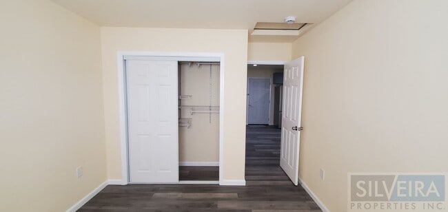Building Photo - Private 2 Bedroom Unit