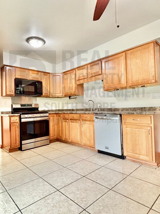 Foto del edificio - 4217 Glen Oaks Dr
