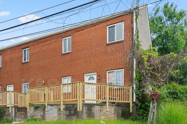 Building Photo - 128 Lynnwood Ave