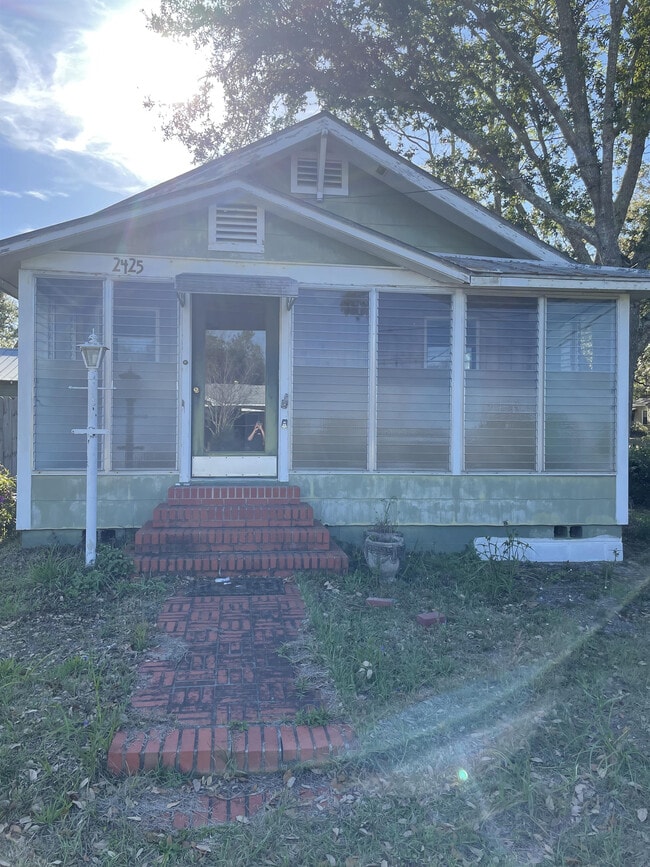 Building Photo - 2425 N 17th Ave
