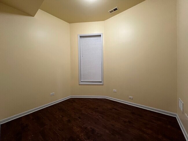 Building Photo - 5937 S Racine Ave
