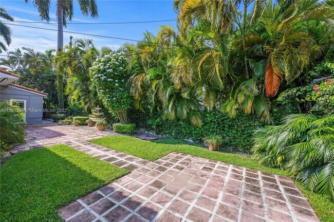 Building Photo - 375 S Hibiscus Dr