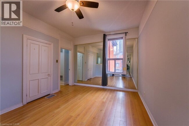 Photo du bâtiment - 255 Main St W