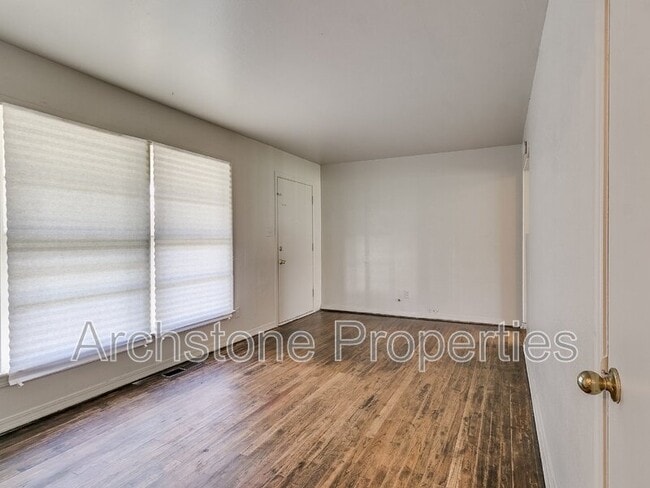 Building Photo - 937 N Locust Ln