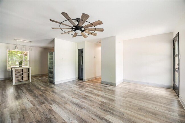 Building Photo - 4701 Lucinda Ln