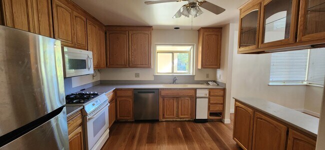 Building Photo - Beautiful 4 Bedroom Home in Greenhaven
