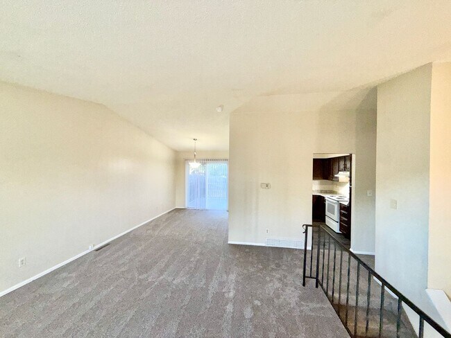 Foto del edificio - North-East Tri-Level Home w/ Newer Carpet!