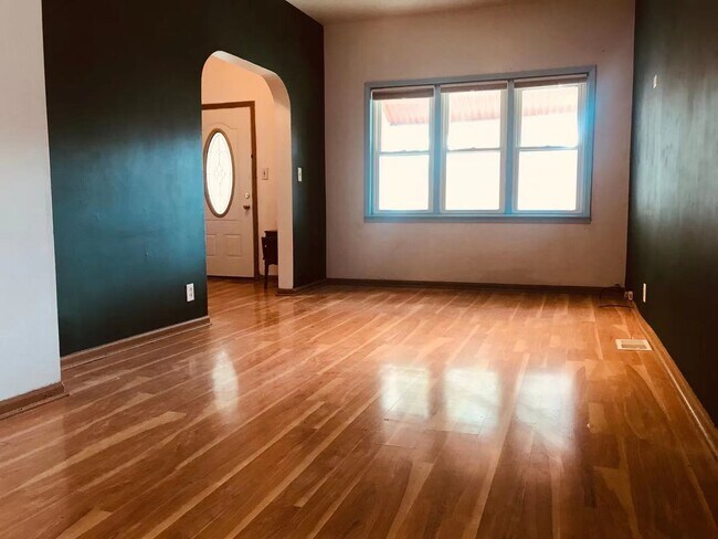 Building Photo - 2910 W 39th Plz