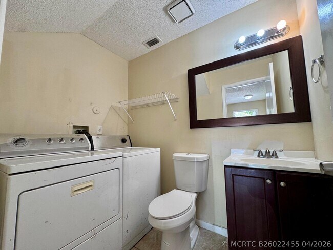 Building Photo - 704 Riverside Dr