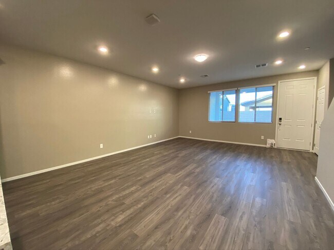 Foto del edificio - Brand New Townhouse Available Soon!