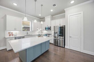 Building Photo - 420 W 28th St