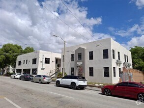 Building Photo - 539 SW 7th Ct