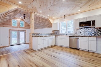 Building Photo - 413 Caroline St