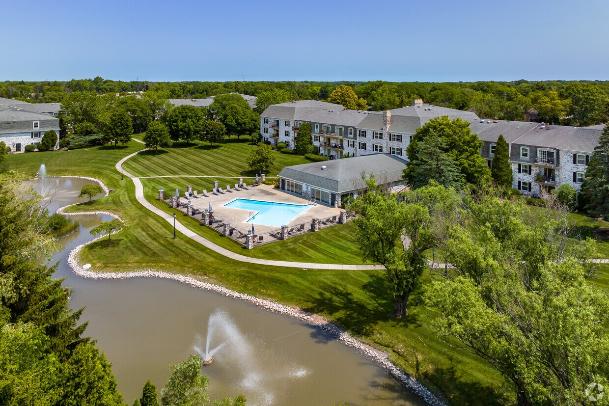 Porticos of Fox Point Apartments in Fox Point, WI