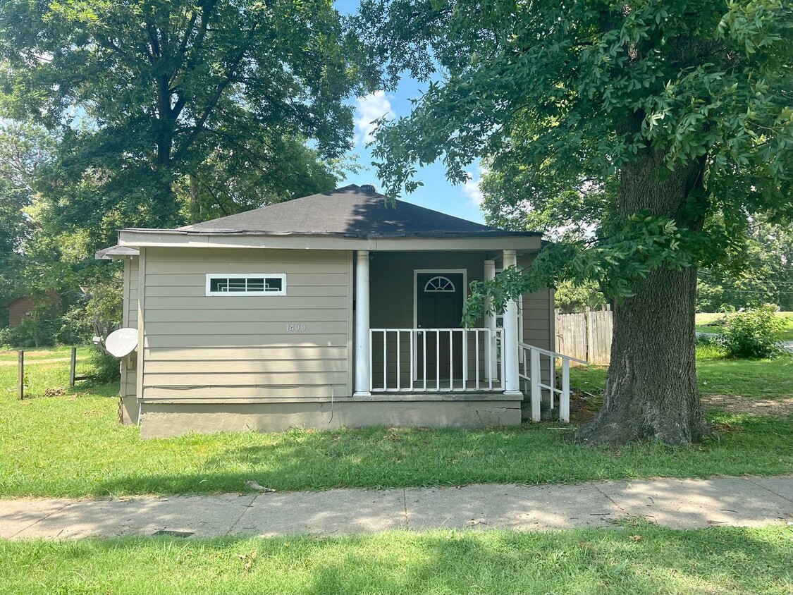 Primary Photo - West End Home FOR RENT!