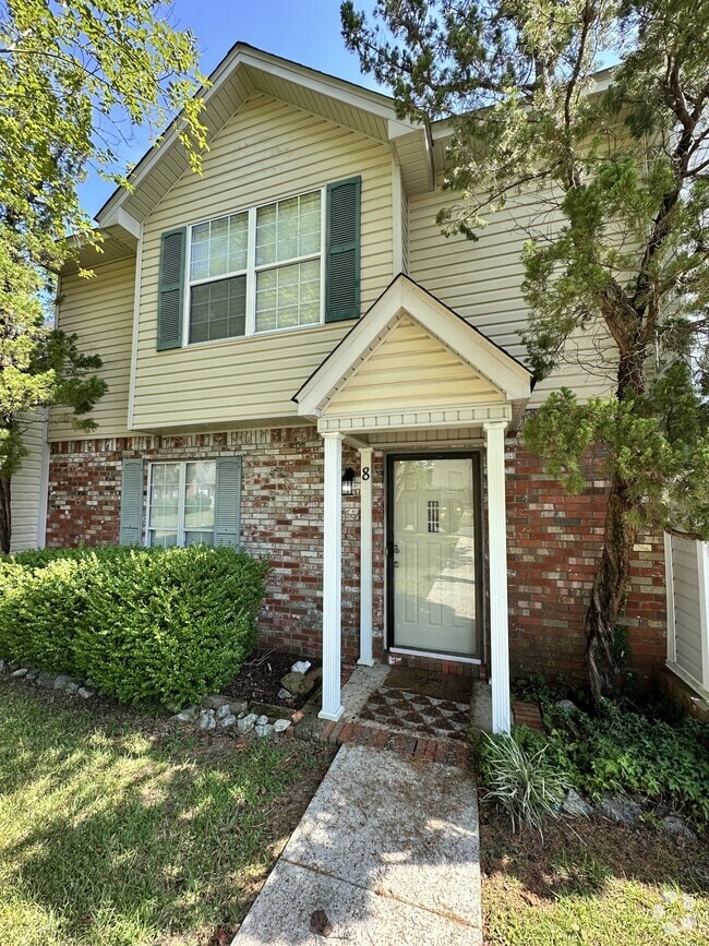 Building Photo - 8 E Chadwick Cir