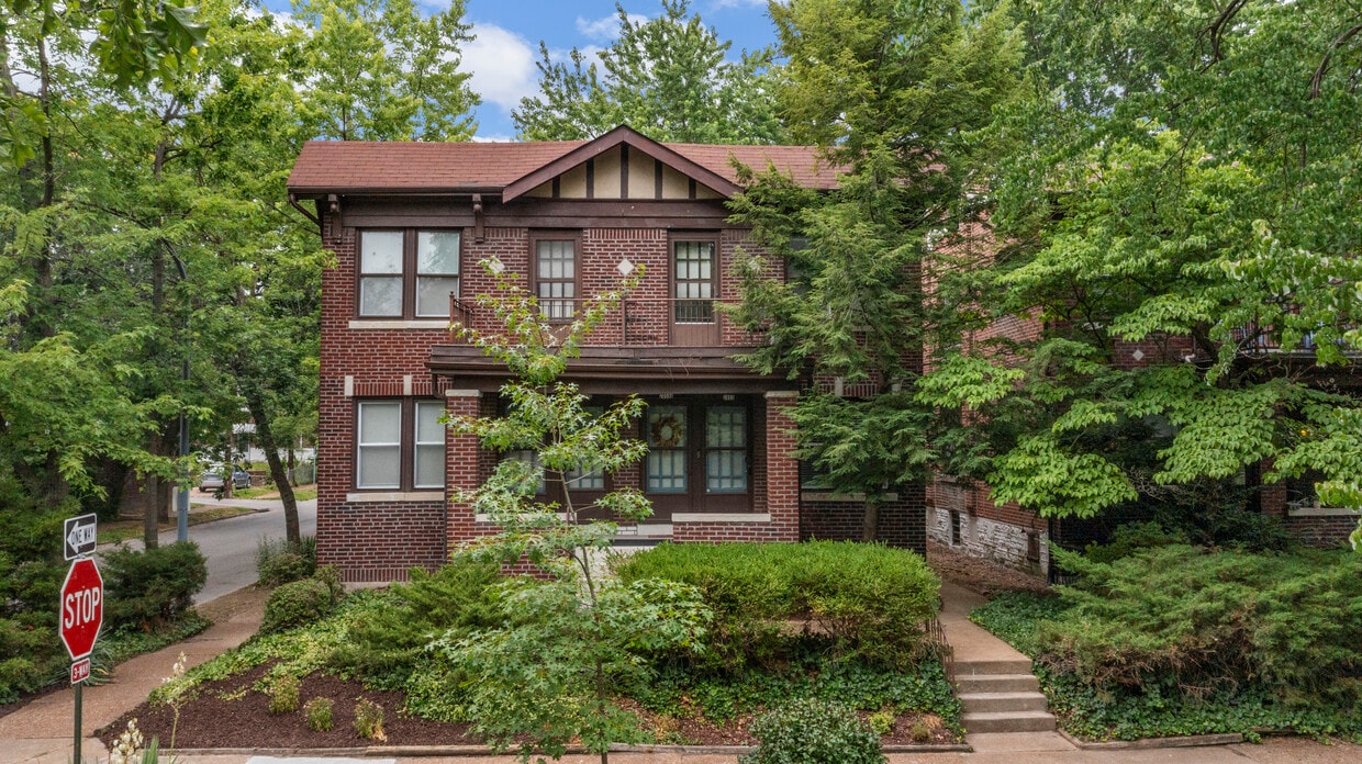 Second floor unit in this beautiful 4-family across the street from Missouri Botanical Gardens. - 2055 Alfred Ave
