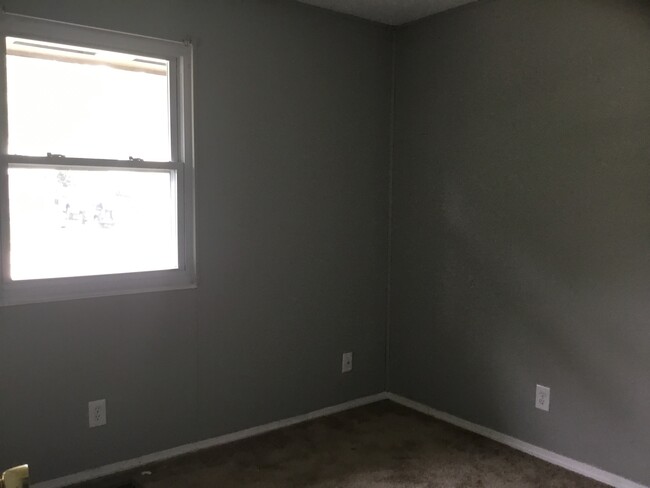 Building Photo - 3 bed 1 bath house with Fenced in Back Yar...