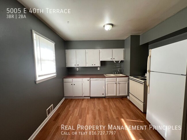 Building Photo - Recently Refreshed 3 Bedroom 2 Bath, Pet F...