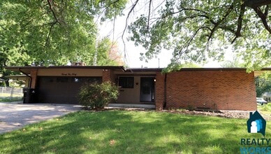 Building Photo - 2540 St Thomas Dr