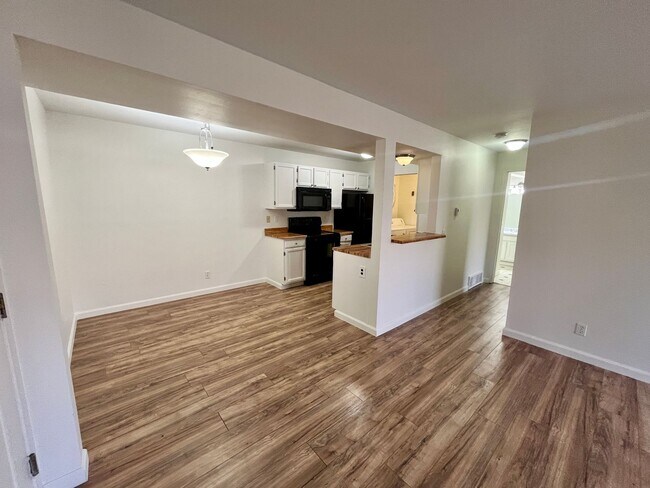 Foto del edificio - $500 Move in Special - 2nd Floor 1bed/1bath with Laundry and Parking!