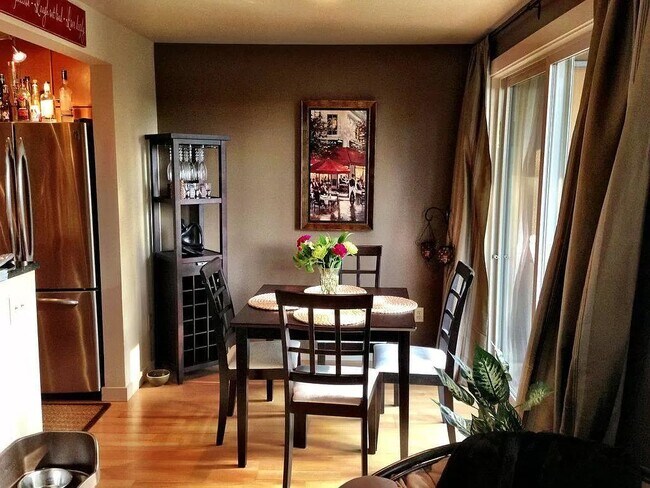 Breakfast nook - 8240 126th Ave NE