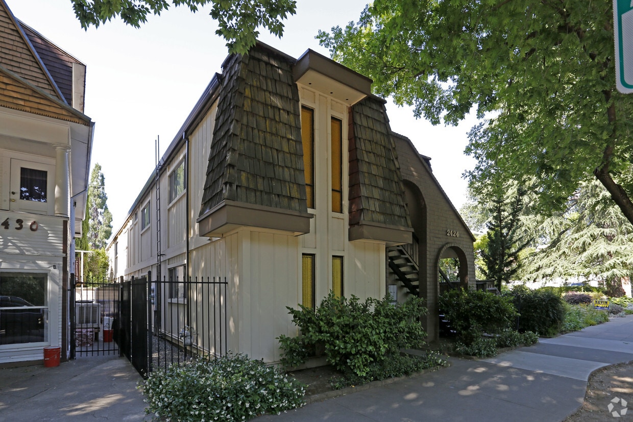Building Photo - 2424 I St