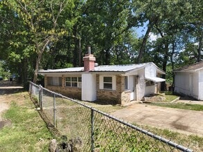 Building Photo - 708 Hickory Hill Ln