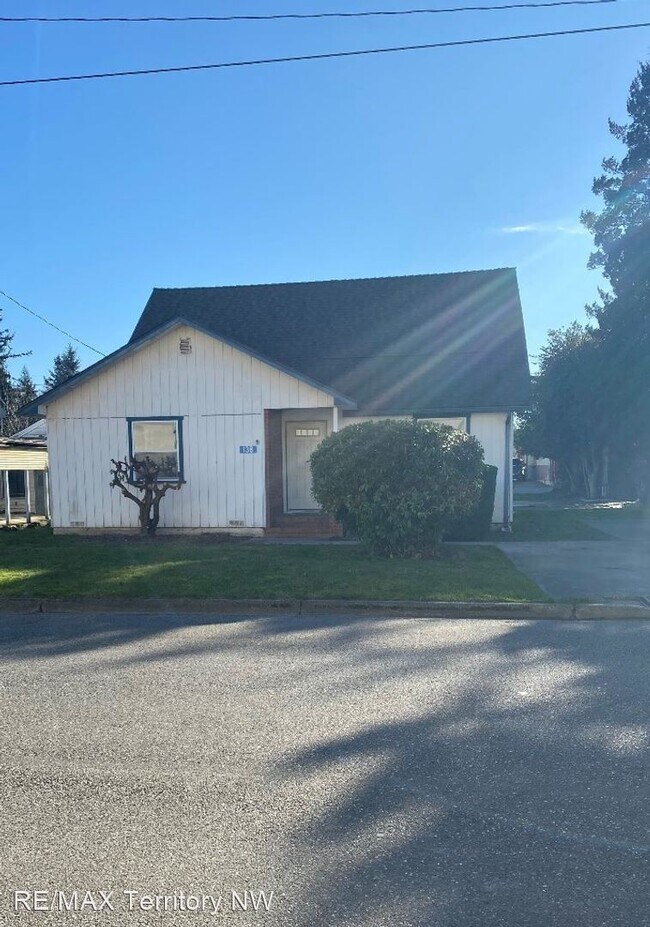 2 br, 1 bath House 138 E. Orange Avenue House Rental in Burlington