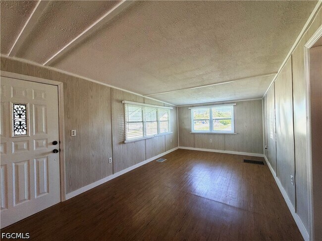 Building Photo - 139 Gaslight Ave