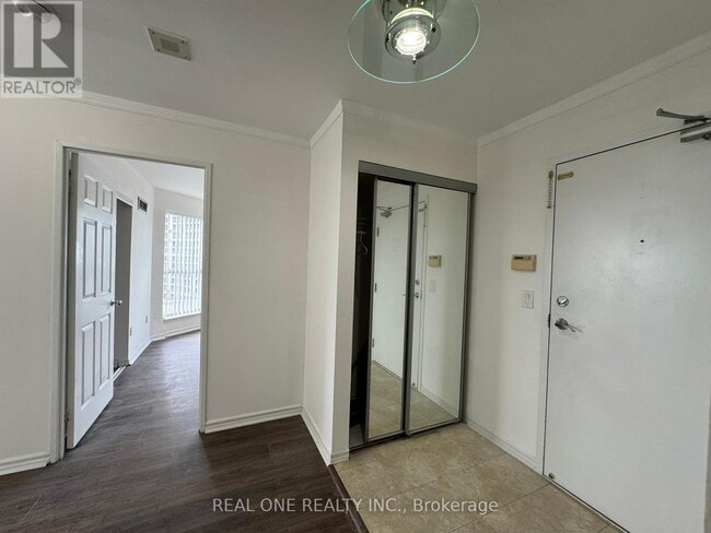 Building Photo - 325-325 Webb Dr